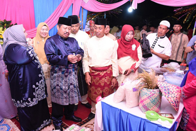 Ketua TP PKK Bengkais Tinjau Stand Bazar Usai Pembukaan MTQ XXX Kecamatan Bukitbatu